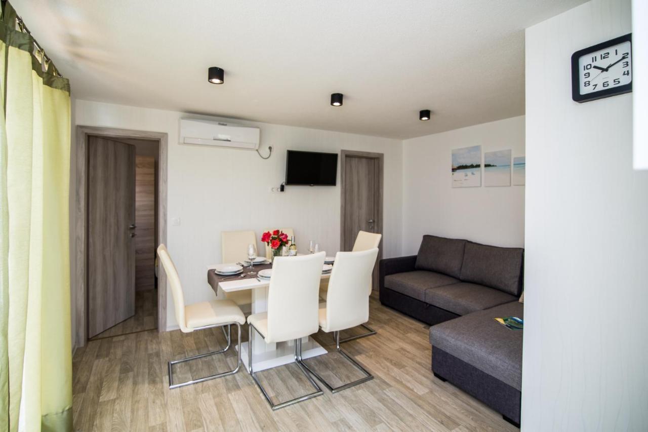 Mobile Homes Pine Tree Dobropoljana Bagian luar foto